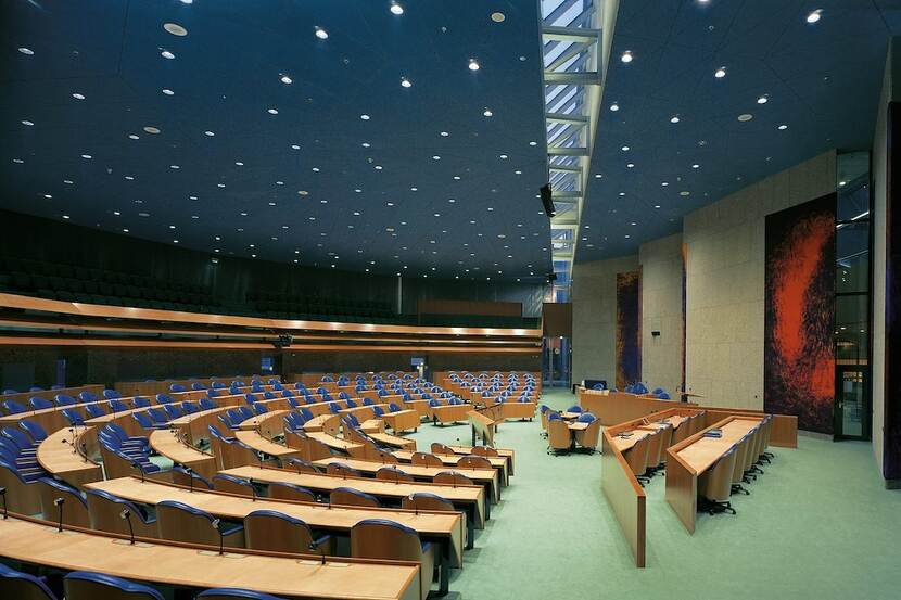 Plenaire zaal Tweede Kamer vóór renovatie met op sterrenhemel lijkende verlichting in het plafond