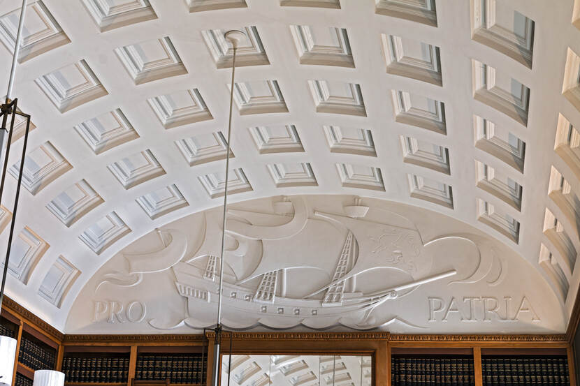 Stompskamer met zicht op gewelfd cassettenplafond en stucwerk met zeilschip en tekst 'PRO PATRIA' op wand