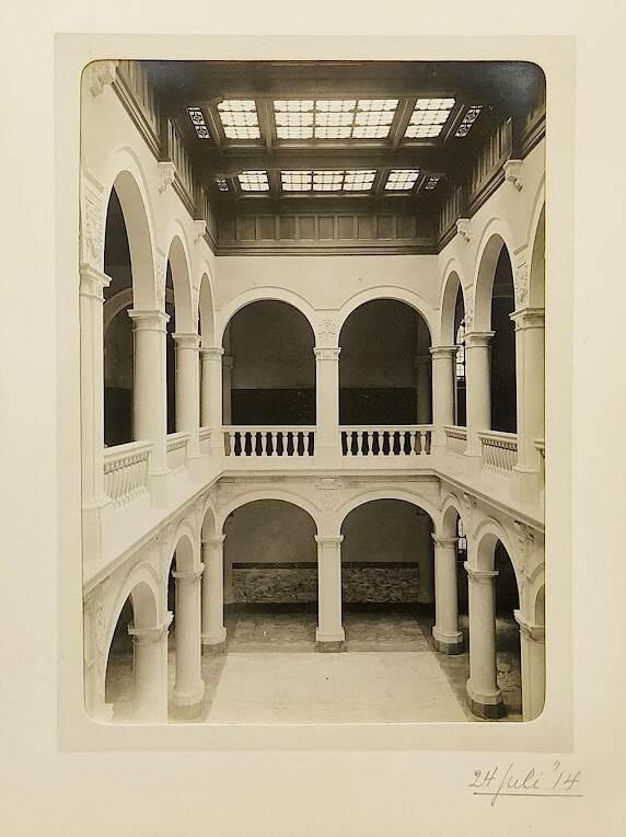 Foto uit 1914 van het atrium in het huidige ministerie van Algemene Zaken