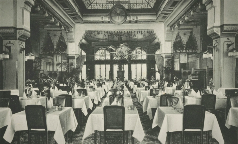 Eetzaal met bovenlicht in Grand Hotel Central aan de Lange Poten in 1915