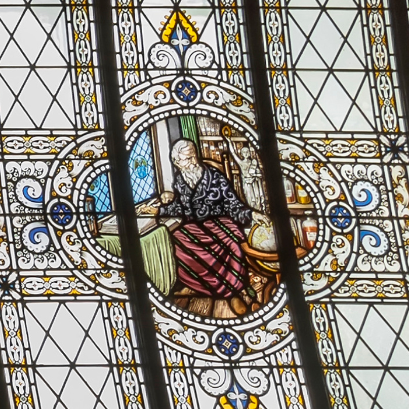 Detail van het glas-in-loodbovenlicht in de Hall van de Eerste Kamer met het medaillon over de wetenschap