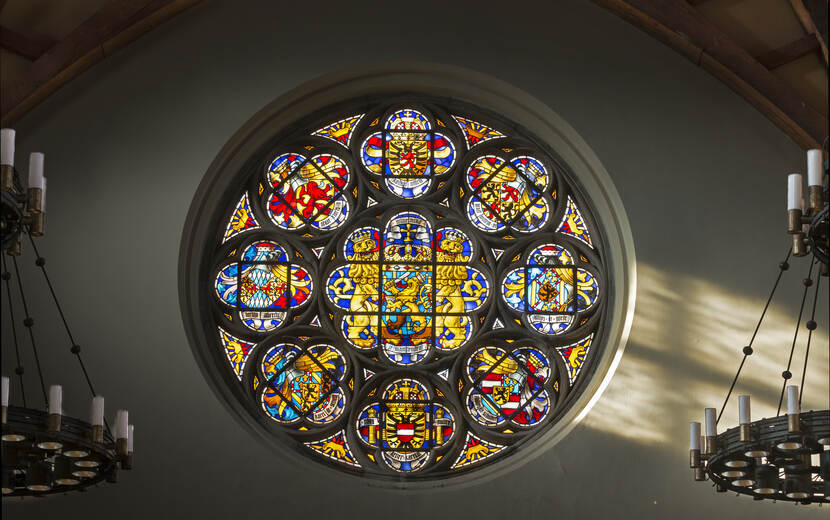 Roosvenster in de Ridderzaal van glas-in-lood