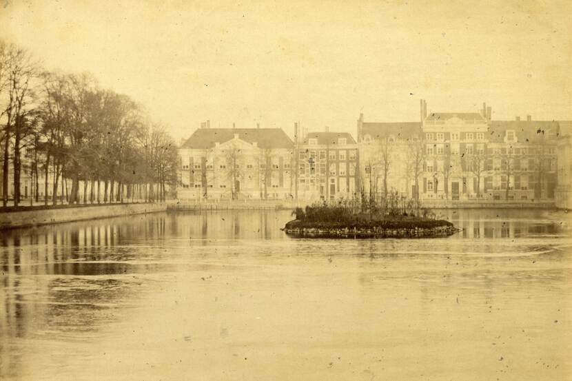 Foto van de Hofvijver gezien vanaf het Buitenhof, circa 1870; er is alleen wat lage begroeiing op het eiland te zien