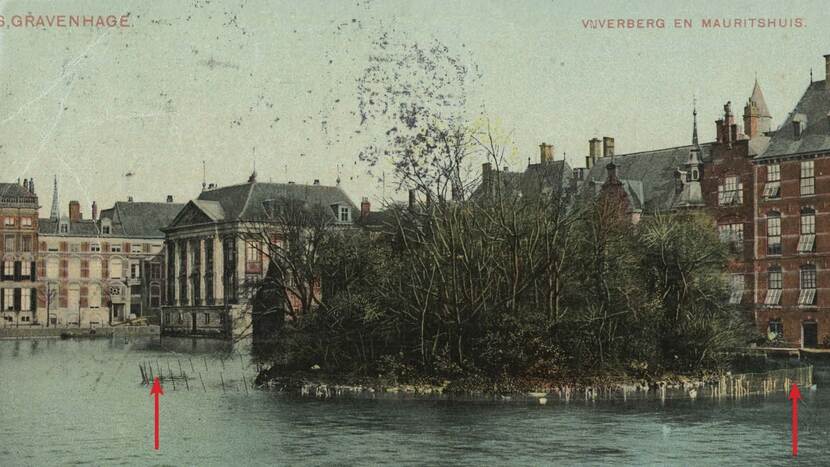 Oude ansicht van het eiland met het Mauritshuis op de achtergrond; rondom het eiland is een net van ongeveer 50 cm. hoogte gespannen