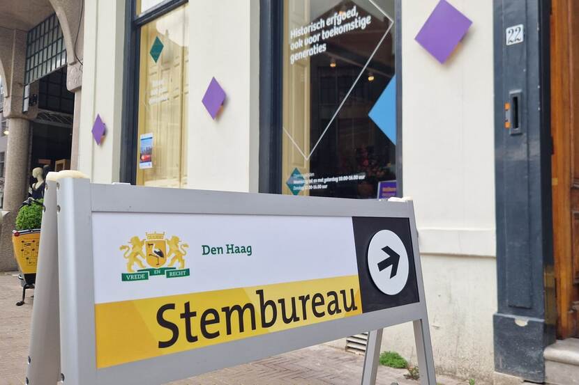 Bord 'stembureau' met pijl en logo gemeente Den Haag