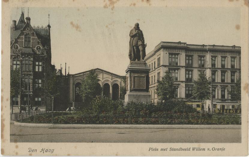 oude ansicht van het Plein ca. 1920, met achter het standbeeld van Willem van Oranje van links naar rechtshet ministerie van Justitie, de Hooge Raad en het ministerie van Koloniën