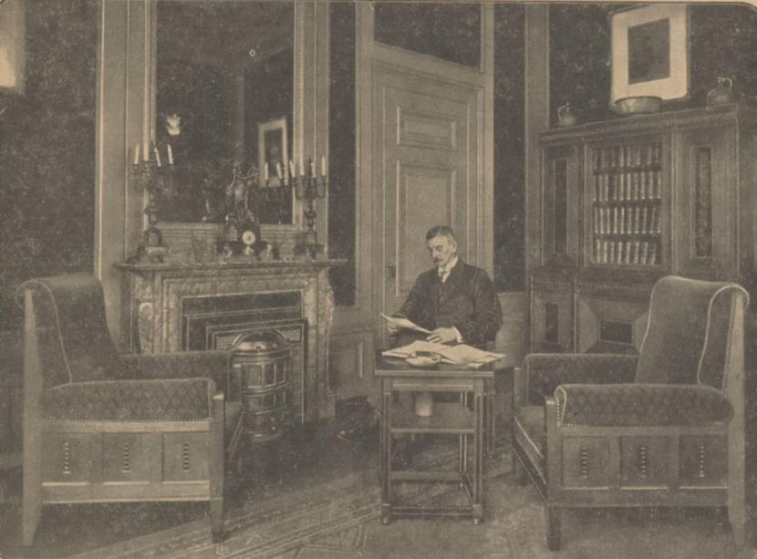 Krantenfoto van minster Jacob Christiaan Koningsberger in zijn werkkamer op het ministerie van Koloniën  in 1927