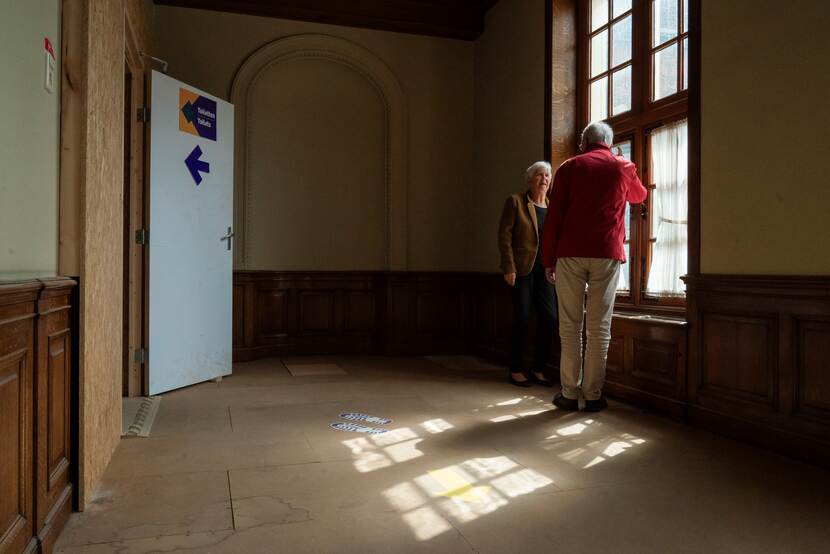 Bezoekers in gang Eerste Kamer op Dag van de Bouw Binnenhof 2024