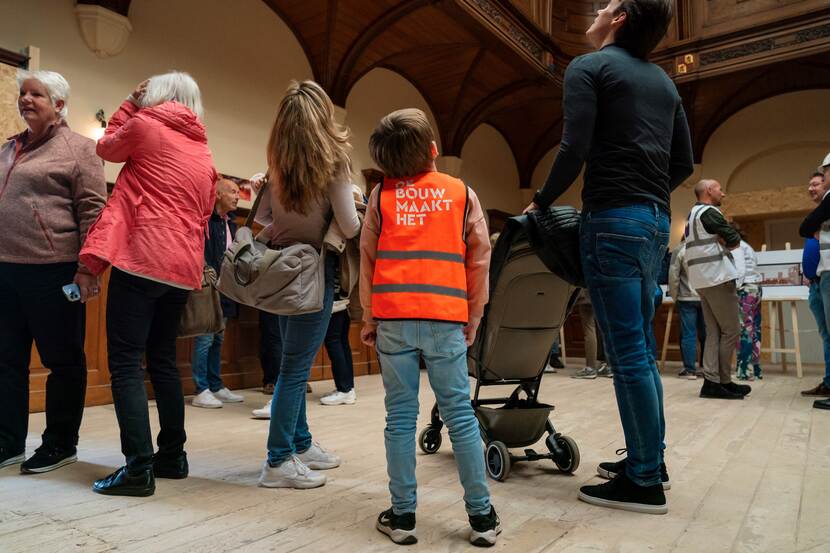 Bezoekers in 'de Hall' op Dag van de Bouw Binnenhof 2024