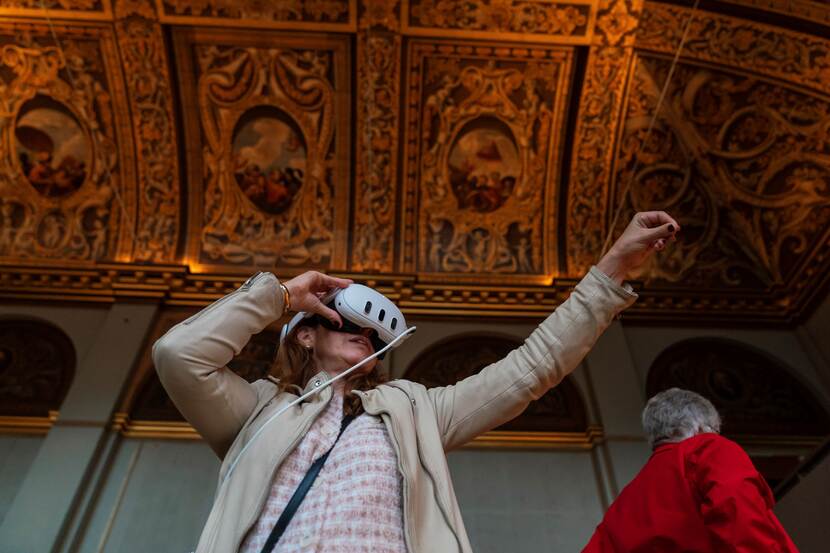 Bezoeker met VR-bril in plenaire zaal Eerste Kamer op Dag van de Bouw Binnenhof 2024