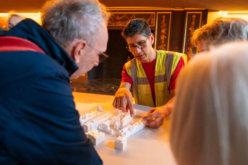 Bezoekers krijgen uitleg bij maquette op Dag van de Bouw Binnenhof 2024
