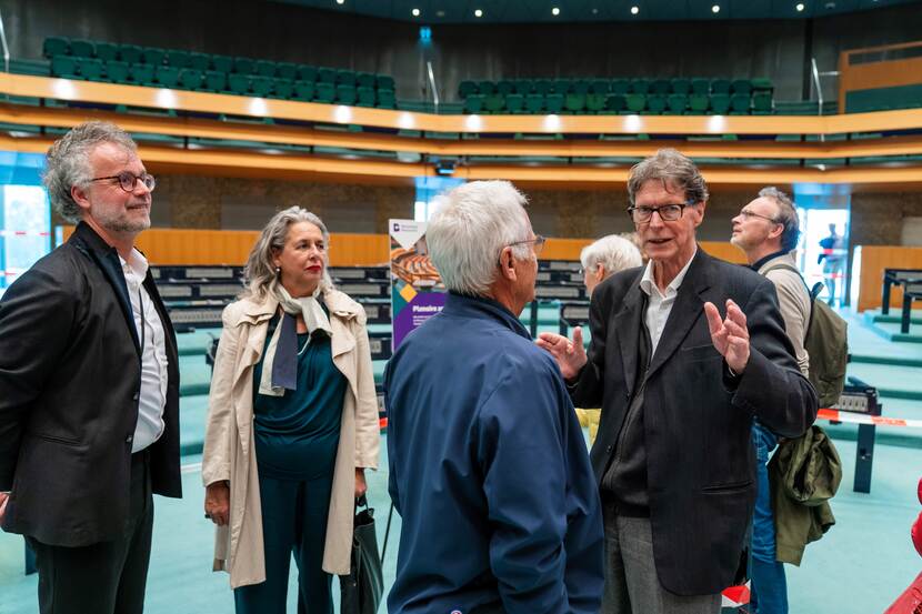 Architect Pi de Bruijn geeft in de plenaire zaal Tweede Kamer uitleg aan bezoekers tijdens Dag van de Bouw Binnenhof 2024