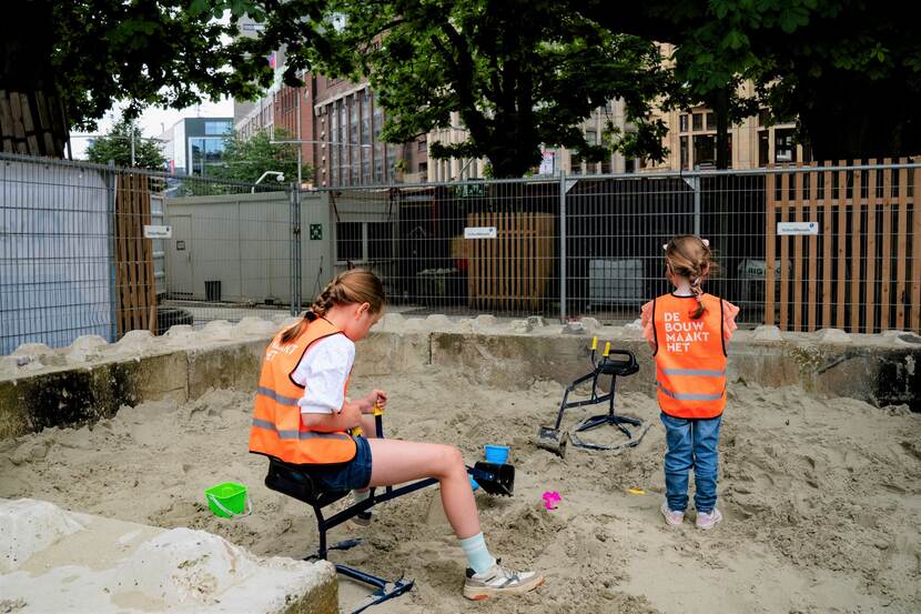 Twee jonge bezoekers in de zandbak op het Opperhof tijdens Dag van de Bouw Binnenhof 2024