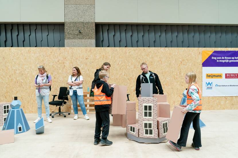 Bezoekers bouwen een kartonnen versie van 'het Torentje' op Dag van de Bouw Binnenhof 2024