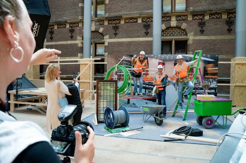 Bezoekers laten zich fotograferen op stand van aannemer op Dag van de Bouw Binnenhof 2024