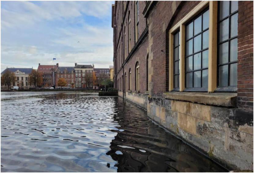 Gevel van de Eerste Kamer langs de Hofvijver; te zien is de slechte staat van de gevel