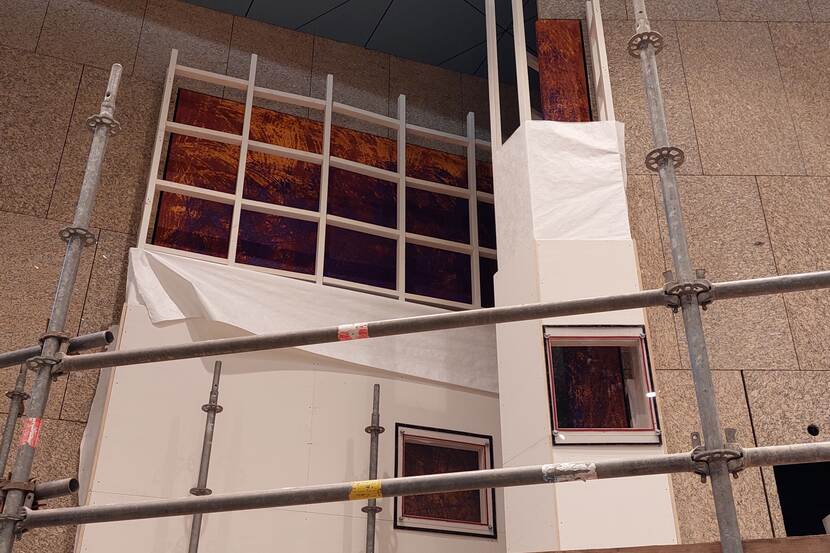 Twee panelen van Rudi van de Wint in de Tweede Kamer die aan de onderkant al zijn ingepakt; aan de bovenkant is het fram te zien