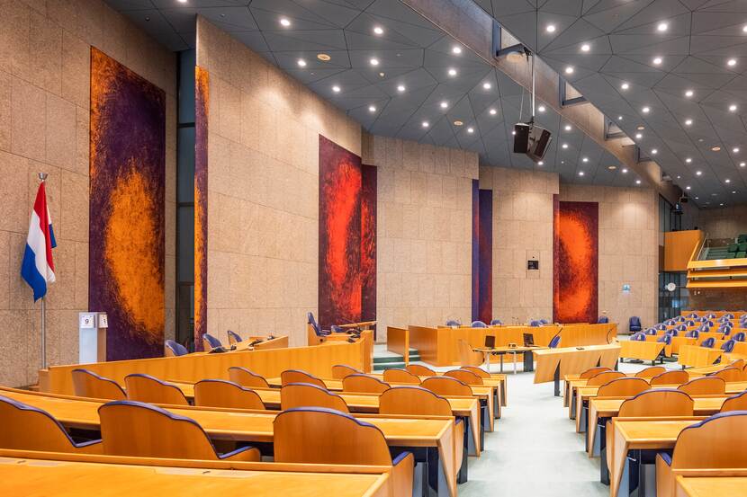 De plenaire zaal van de Tweede Kamer voor de renovatie, met op de achtergrond de panelen van Rudi van de Wint