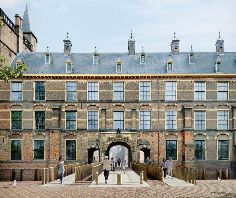 Impressie van het vooraanzicht van de Raad van State vanaf het Buitenhof met de nieuwe Hofbrug en Hofgracht