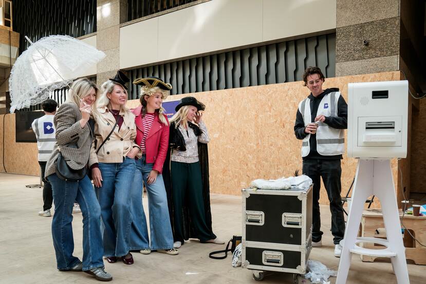 Open Monumentendag Binnenhof 2024: publiek met rekwisieten bij de photoboot