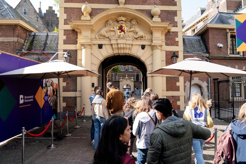 Open Monumentendag Binnenhof 2024: publiek in de rij bij de Grenadierspoort