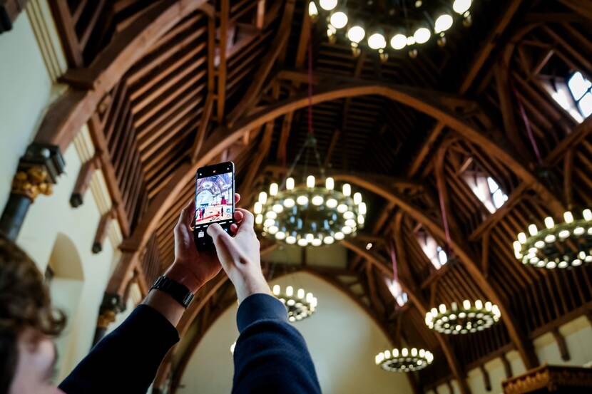 Open Monumentendag Binnenhof 2024: bezoeker fotografeert de houten kapconstructie van de Ridderzaal