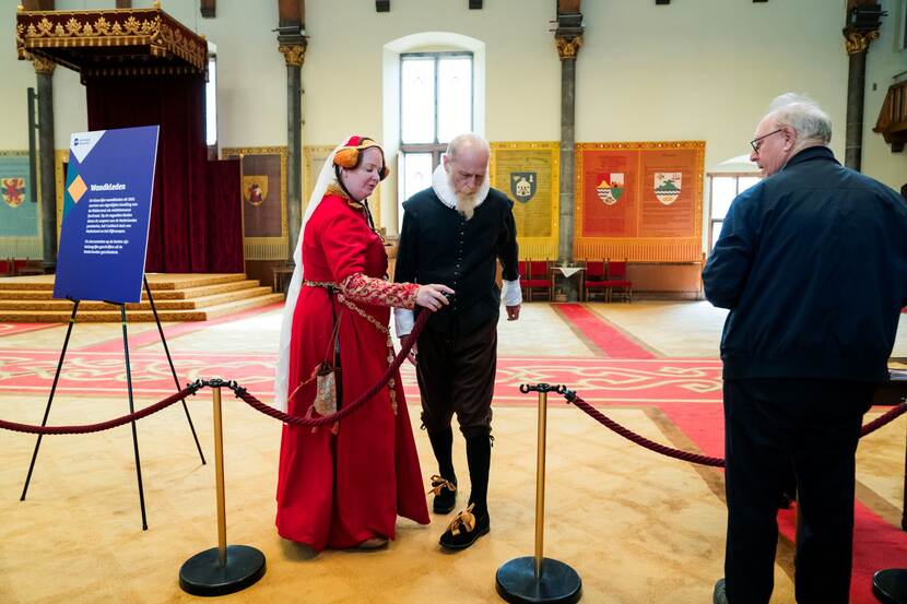 Open Monumentendag Binnenhof 2024: acteurs verkleed als Johan van Oldenbarnevelt en Jacoba van Beieren in de Ridderzaal