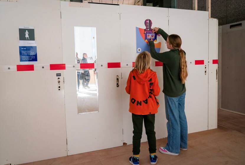 Open Monumentendag Binnenhof 2024: twee kinderen doen de puzzeltocht