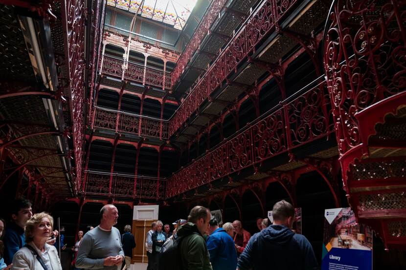 Open Monumentendag Binnenhof 2024: publiek in de Handelingenkamer