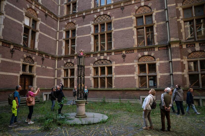 Open Monumentendag Binnenhof 2024: publiek op de binnenplaats van het voormalige ministerie van Justitie