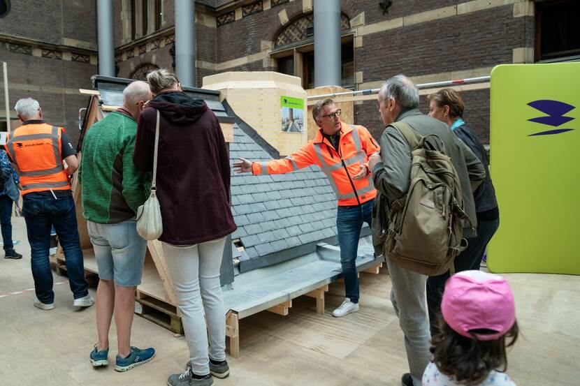 Open Monumentendag Binnenhof 2024: mock-up van een leiendak in de Statenpassage