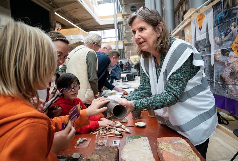 Open Monumentendag Binnenhof 2024: uitleg bij de stand van archeologie