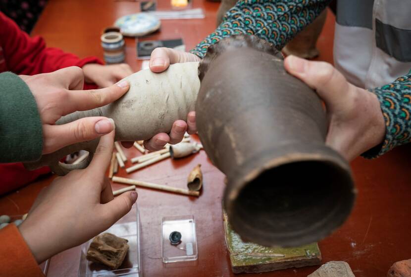 Open Monumentendag Binnenhof 2024: bij opgravingen gevonden kruikjes op de stand van Archeologie Den Haag