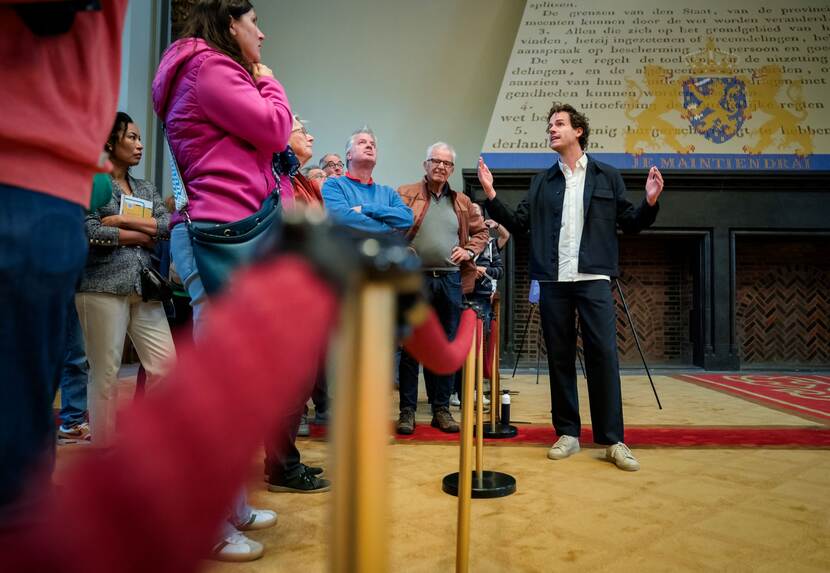 Open Monumentendag Binnenhof 2024: publiek kriijgt uitleg in Ridderzaal