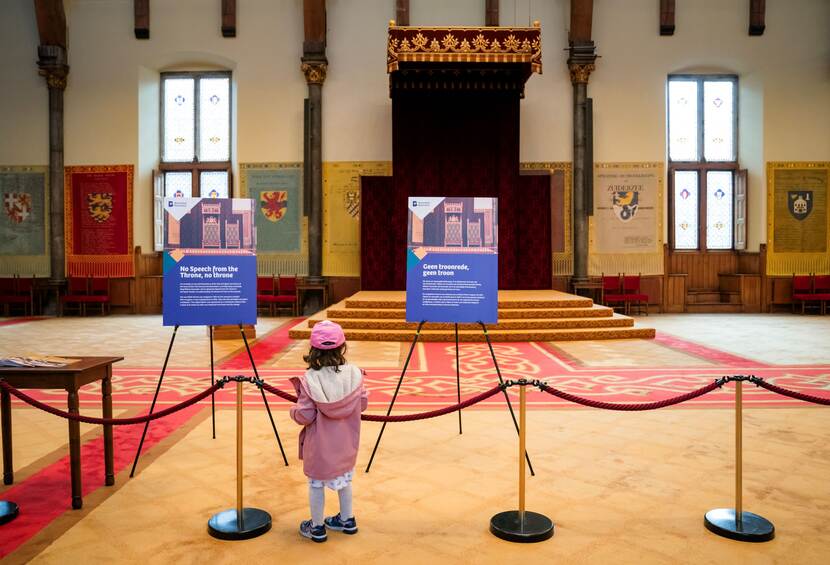 Open Monumentendag Binnenhof 2024: klein meisje in de Ridderzaal