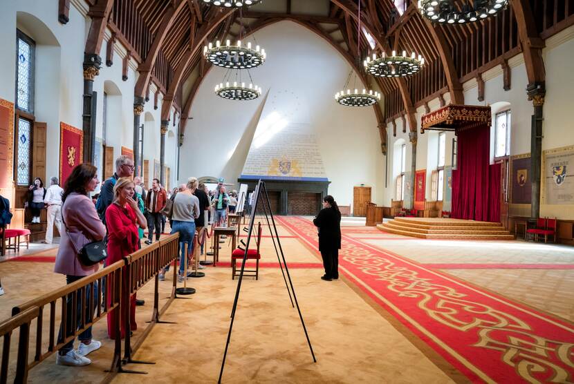 Open Monumentendag Binnenhof 2024: publiek in de Ridderzaal