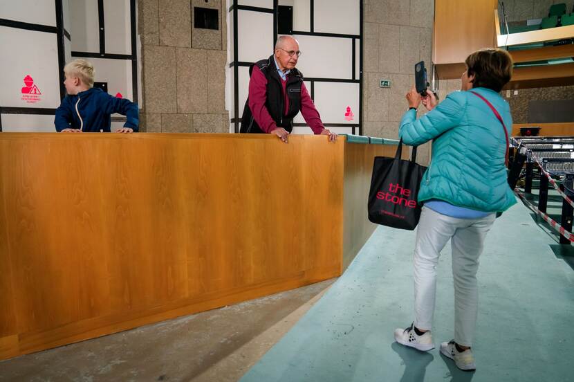 Open Monumentendag Binnenhof 2024: publiek in 'vak K' van de ontmantelde plenaire zaal van de Tweede Kamer