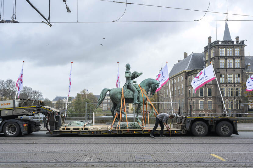 Het ruiterstandbeeld van Willen II wordt op een dieplader weggereden over het Buitenhof