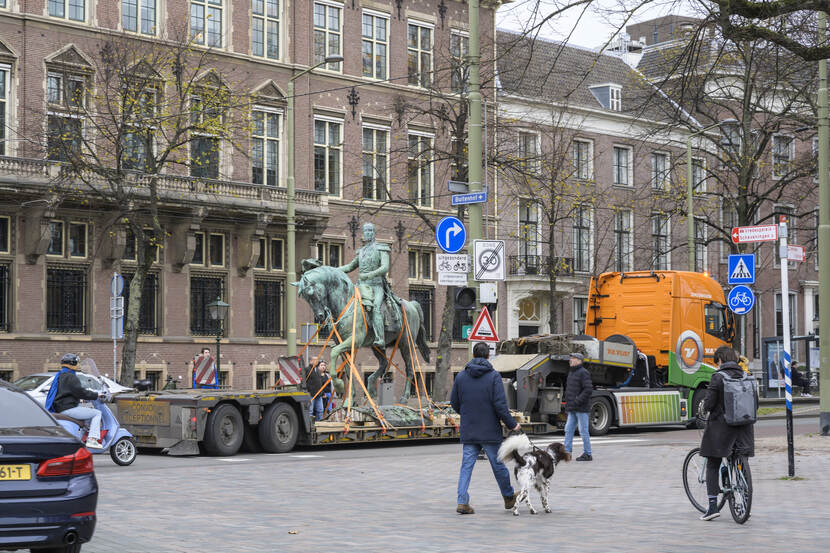 Het standbeeld wordt weggereden over de Lange Vijverberg. Tot snel, Willem II !