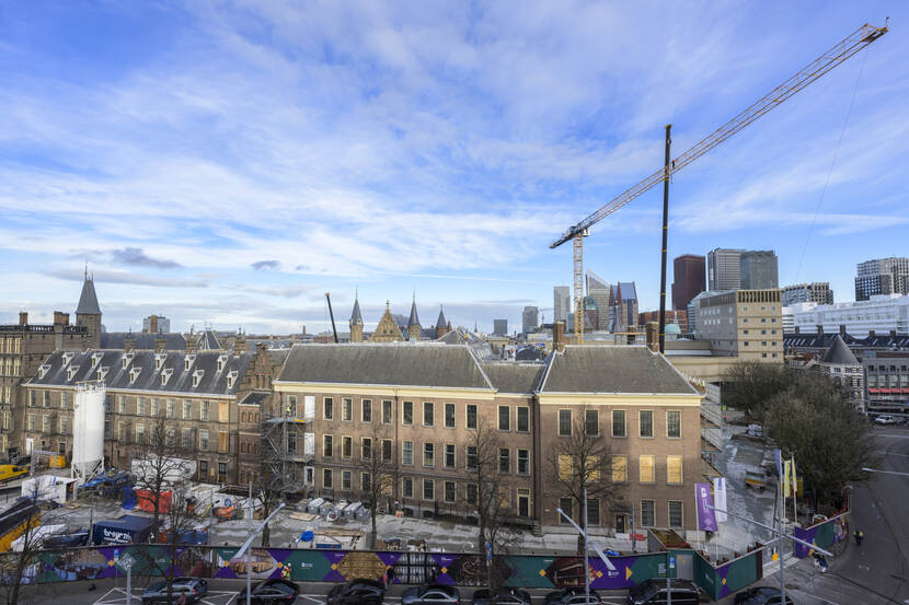 Zicht op het Binnenhof vanaf de Hofweg, rechts torent de torenkraan hoog boven de rest van de bebouwing uit