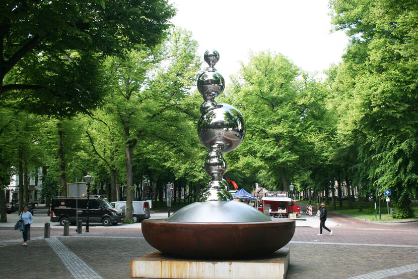 Het beeld 'Air' van Ronald A. Westerhuis op het Lange Voorhout bestaande uit gestapelde spiegelende bollen die doen denken aan luchtbellen