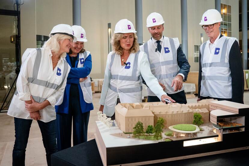 Sylvia Karres (Karres & Brands), wethouder Saskia Bruines, Kamervoorzitter Vera Bergkamp, minister Hugo de Jonge en Pi de Bruijn (de Architekten Cie.) bekijken de maquette van de nieuwe entree