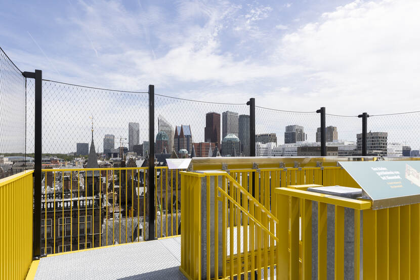 Bovenste bordes van het uitzichtpunt met op de achtergrond de skyline van Den Haag