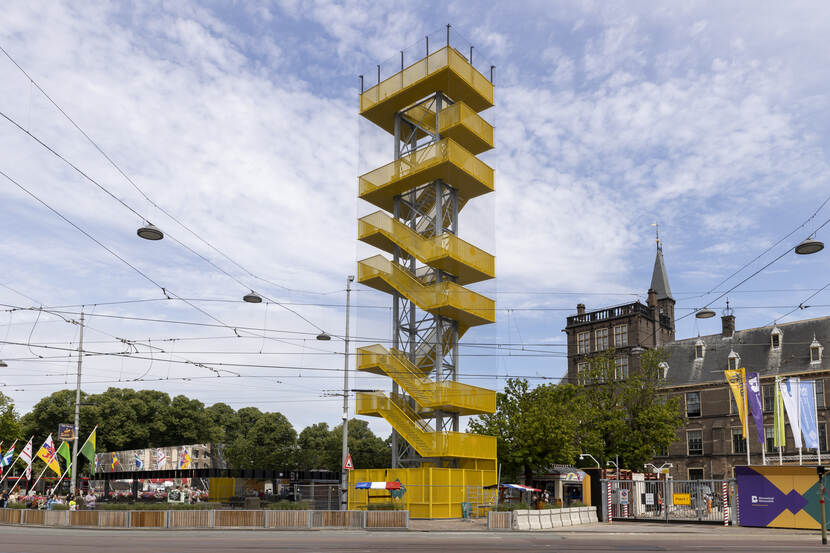 Het uitzichtpunt op het Buitenhof, met links de spiegelende bouwkeet en rechts de Mauritstoren