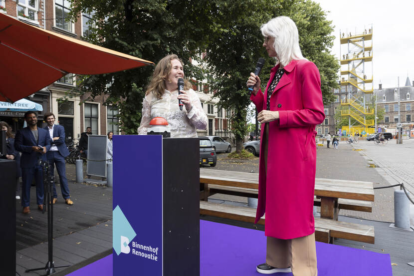 Monique van der Bijl (Rijksvastgoedbedrijf) en minister Mona Keijzer tijdens de officiële opening van het Uitzichtpunt Binnenhof