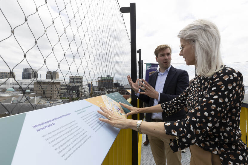 Minister Mona Keijzer krijgt op het bovenste platform van het uitzichtpunt uitleg van bouwhistoricus Bram Hulshof (Rijksvastgoedbedrijf)