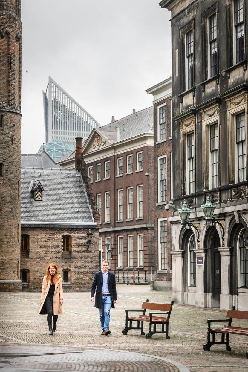 Marleen Greil en Bram Hulshof lopend op het Binnenhof
